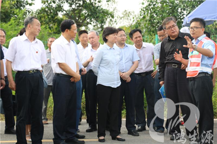 全国人大常委�?x��)执法检查组到南宁检查农村生�z�d��圑֤�理情�?/></a> <a href=